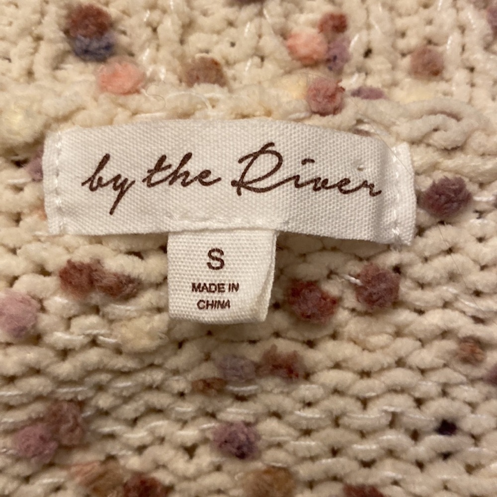 by the River-Small cream colored V neck sweater with Pink and Brown yarn design - Picture 6 of 7